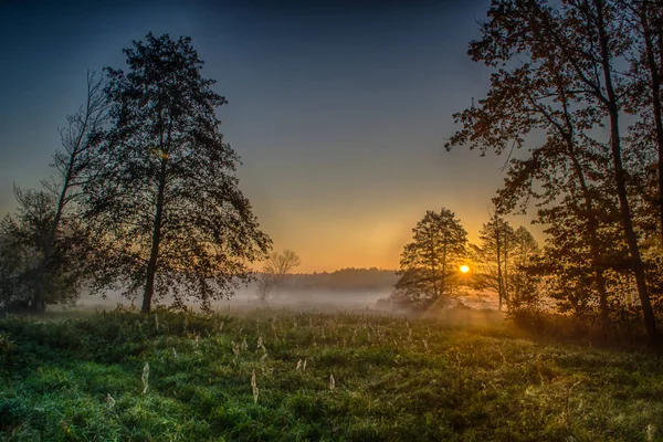 Floden Dimma Strax Före Soluppgången Varm Glöd Molnen Från Första — Stockfoto