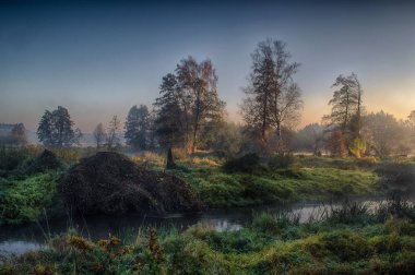 Sis, Güneş doğmadan önce nehirde. Bulutlar güneşin ilk ışınları gelen sıcak bir parlaklık.