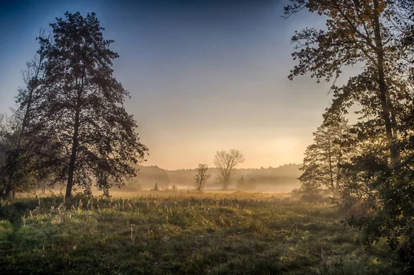 Floden Dimma Strax Före Soluppgången Varm Glöd Molnen Från Första — Stockfoto