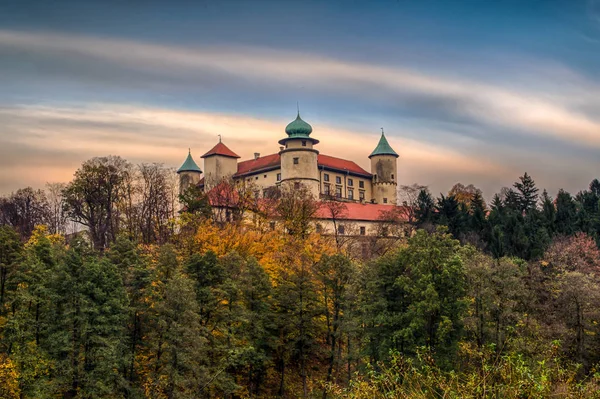 Wiśnicz Castle Zamek Położony Zalesionym Wzgórzu Nad Rzeką Miejscowości Stary — Zdjęcie stockowe