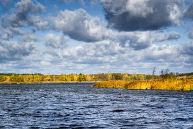 Arka planda bir göl olan manzara.