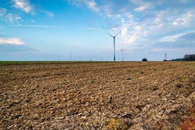 Yel değirmenleri üreten ekolojik enerji.