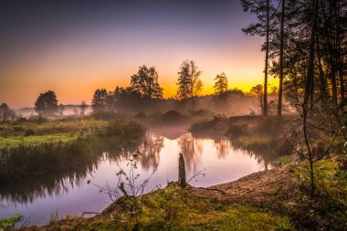 Bir sonbahar sabahı gizemli nehir