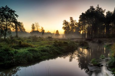 Bir sonbahar sabahı gizemli nehir