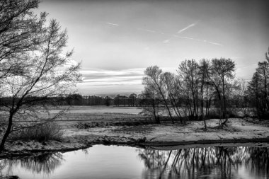 Merkez Polonya Widawka Nehri'nde kış günbatımı