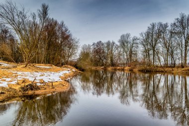 Merkez Polonya Widawka Nehri'nde kış günbatımı