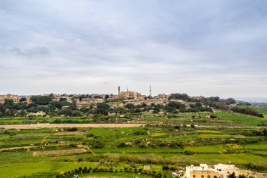 Mdina Malta'da sakin bir şehir, surlardan görülebilen bir manzara.