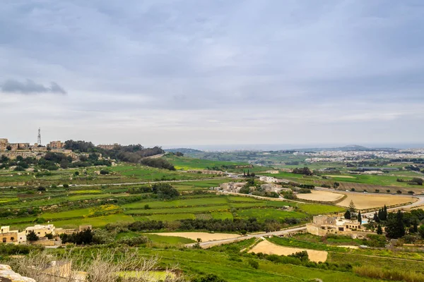 Mdina Malta'da sakin bir şehir, surlardan görülebilen bir manzara.