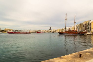 Sliema'daki liman ve marina ve Valletta, Malta panoraması