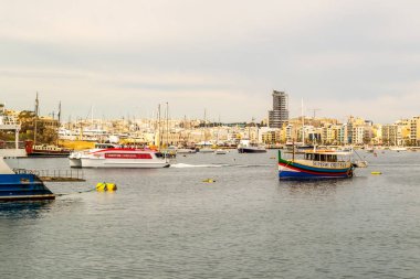 Sliema'daki liman ve marina ve Valletta, Malta panoraması