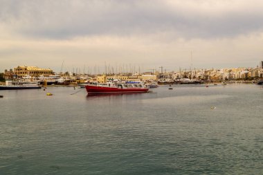 Sliema'daki liman ve marina ve Valletta, Malta panoraması