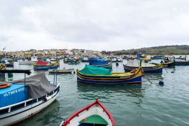 Marsaxlokk Malta adasında pitoresk bir balıkçı limanı.