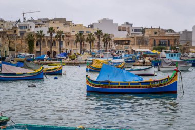 Marsaxlokk Malta adasında pitoresk bir balıkçı limanı.