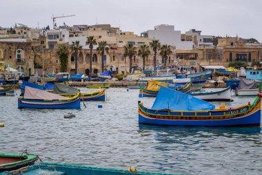 Marsaxlokk Malta adasında pitoresk bir balıkçı limanı.