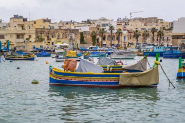 Marsaxlokk Malta adasında pitoresk bir balıkçı limanı.