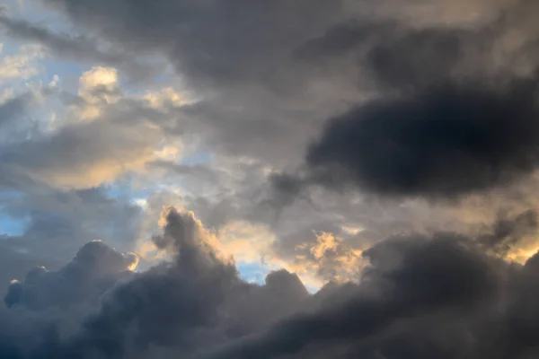 Der Himmel Erleuchtet Von Einer Untergehenden Sonne Die Von Wolken — Stockfoto