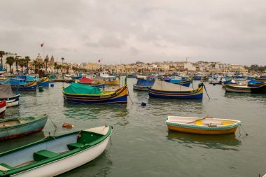 Marsaxlokk Malta adasında pitoresk bir balıkçı limanı.
