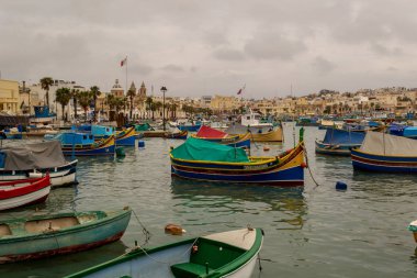 Marsaxlokk Malta adasında pitoresk bir balıkçı limanı.