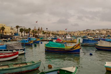 Marsaxlokk Malta adasında pitoresk bir balıkçı limanı.