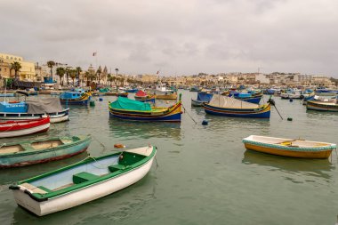 Marsaxlokk Malta adasında pitoresk bir balıkçı limanı.