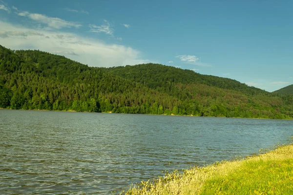 Lago Cercado Por Montanhas Prados — Fotografia de Stock