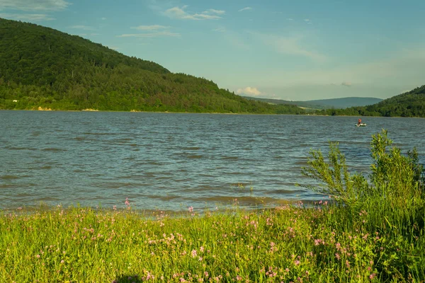 Lago Cercado Por Montanhas Prados — Fotografia de Stock