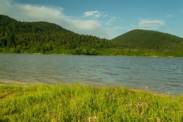 Lago Cercado Por Montanhas Prados — Fotografia de Stock