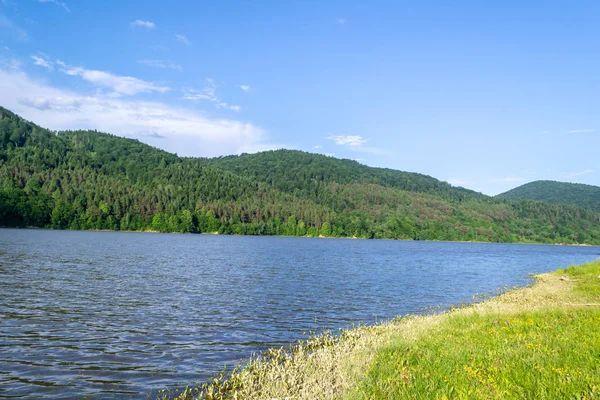 Lago Cercado Por Montanhas Prados — Fotografia de Stock