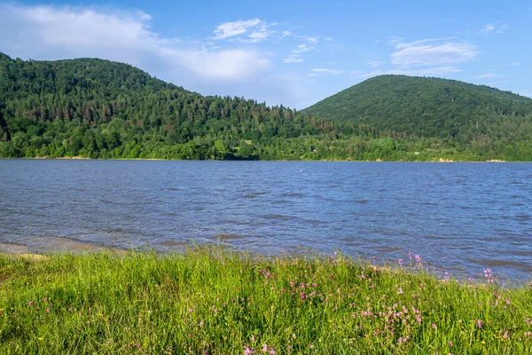 Lago Cercado Por Montanhas Prados — Fotografia de Stock