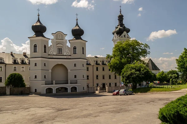 Gli Edifici Del Monastero Illuminati Dal Sole Primaverile — Foto Stock