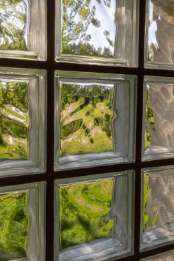 Daha fazla grafik çalışmaları için bir arka plan olarak cam blokları bir duvar.