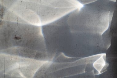 Seramik plakalar üzerinde cam tarafından bozulmuş güneş ışınları.