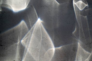 Seramik plakalar üzerinde cam tarafından bozulmuş güneş ışınları.