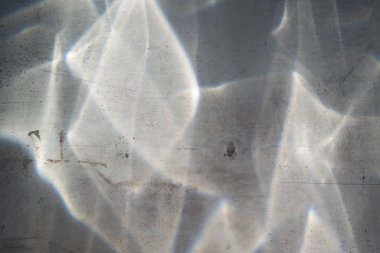 Seramik plakalar üzerinde cam tarafından bozulmuş güneş ışınları.