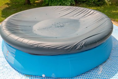 Çocuklar için yuvarlak, mavi, bahçe havuzu. 