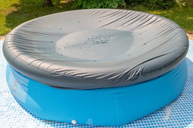 Çocuklar için yuvarlak, mavi, bahçe havuzu. 