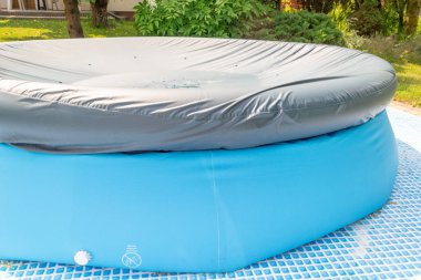 Çocuklar için yuvarlak, mavi, bahçe havuzu. 