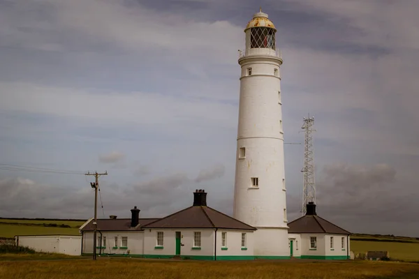 Costa Gales Con Faro Histórico Entre Prados Verdes — Foto de Stock