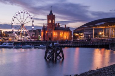 Galler 'in Cardiff kentindeki tarihi bölümü ile birlikte liman..