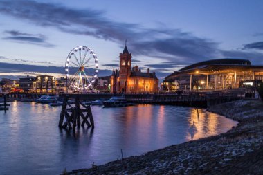 Galler 'in Cardiff kentindeki tarihi bölümü ile birlikte liman..