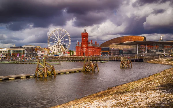 Galler 'in Cardiff kentindeki tarihi bölümü ile birlikte liman..