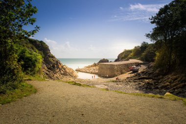 Bir yaz tatili gününde Galler kıyıları.