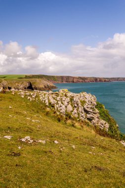 Bir yaz tatili gününde Galler kıyıları.