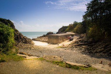 Bir yaz tatili gününde Galler kıyıları.
