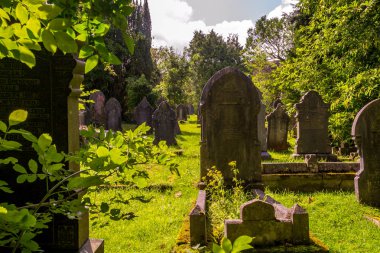 Mezarlıktaki mezarlar ve anıtlar,