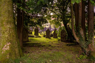 Mezarlıktaki mezarlar ve anıtlar,