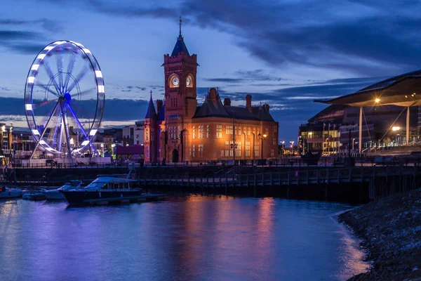 Galler 'in Cardiff kentindeki tarihi bölümü ile birlikte liman..