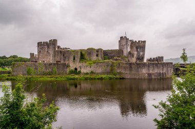 Caerphilly Kalesi - Güney Galler Caerphilly kentinde bulunan bir Norman kale.