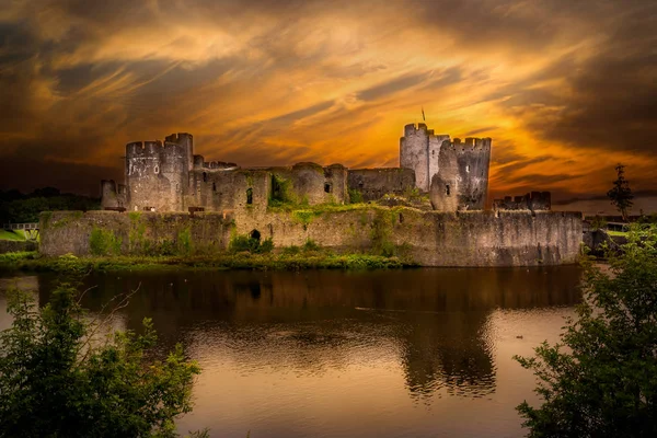 Caerphilly Kalesi - Güney Galler Caerphilly kentinde bulunan bir Norman kale.