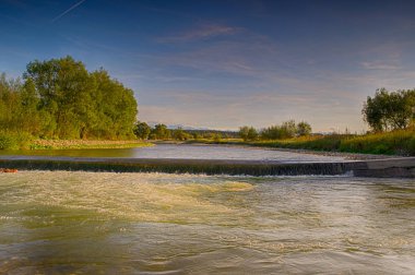 Çarny Dunajec nehri ve uzak dağların görünümü.